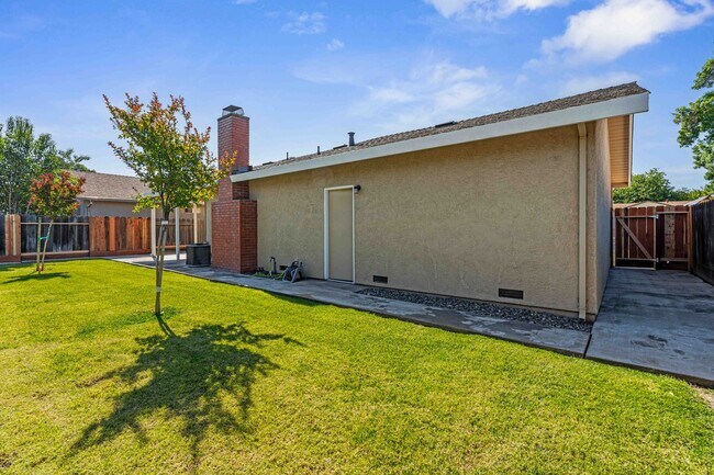 Building Photo - 2025 Sweetwater Dr