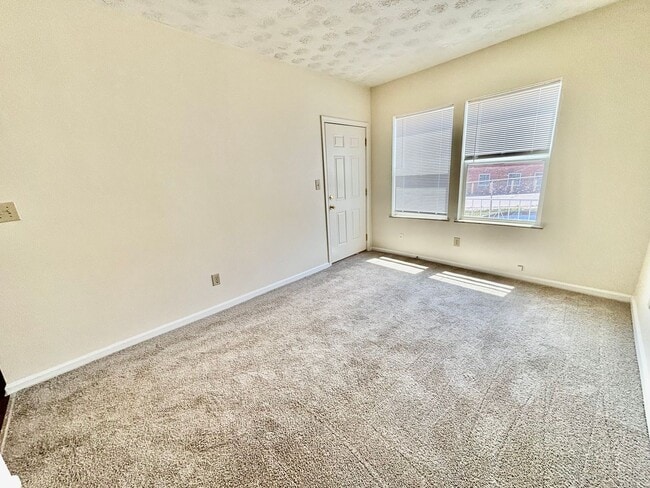 Building Photo - 2 Bedroom with Short Term Options!