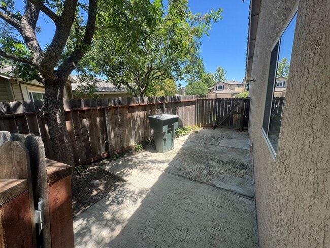 Building Photo - 3 bed / 2 Bath | West Roseville Home Avail...