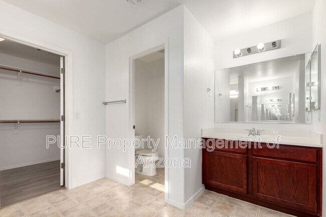 Building Photo - 4044 E Oakland St