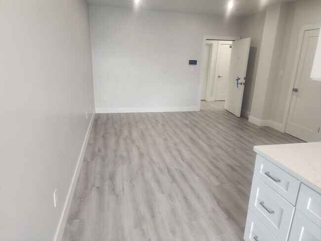 Building Photo - 2 BLOCKS FROM BEACHMONT TRAIN STATION CALL FOR COST DETAILS