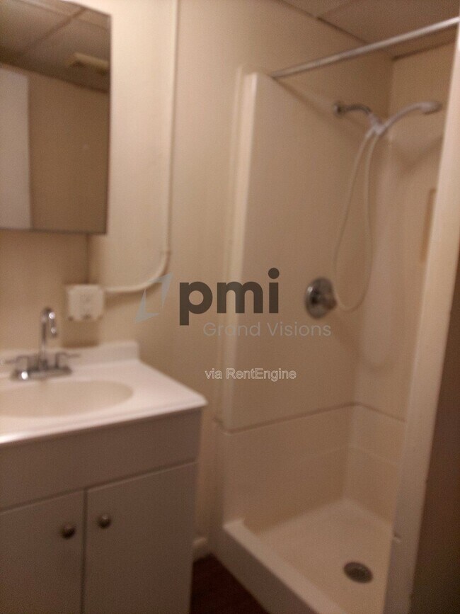 Building Photo - 601 Monroe Ave