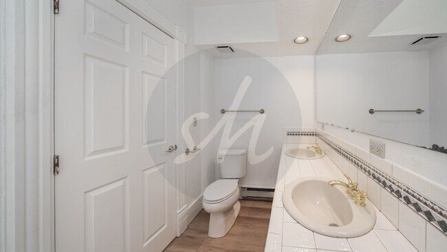 Building Photo - Updated 2-Bed Victorian Main-Floor Living with Stained Glass & Jetted Tub