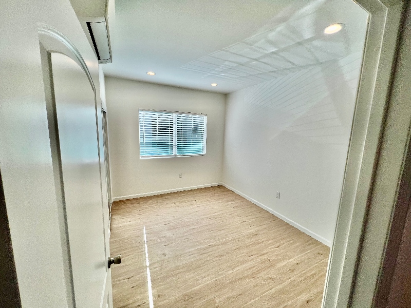 Building Photo - 859 W 43rd Pl