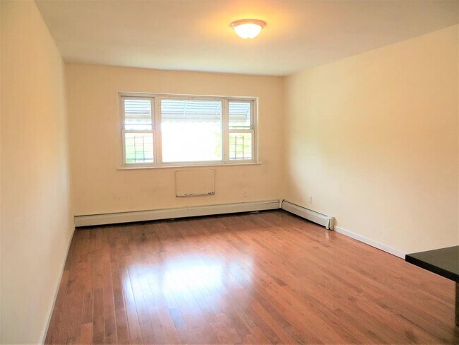 Building Photo - 3521 Tiemann Ave