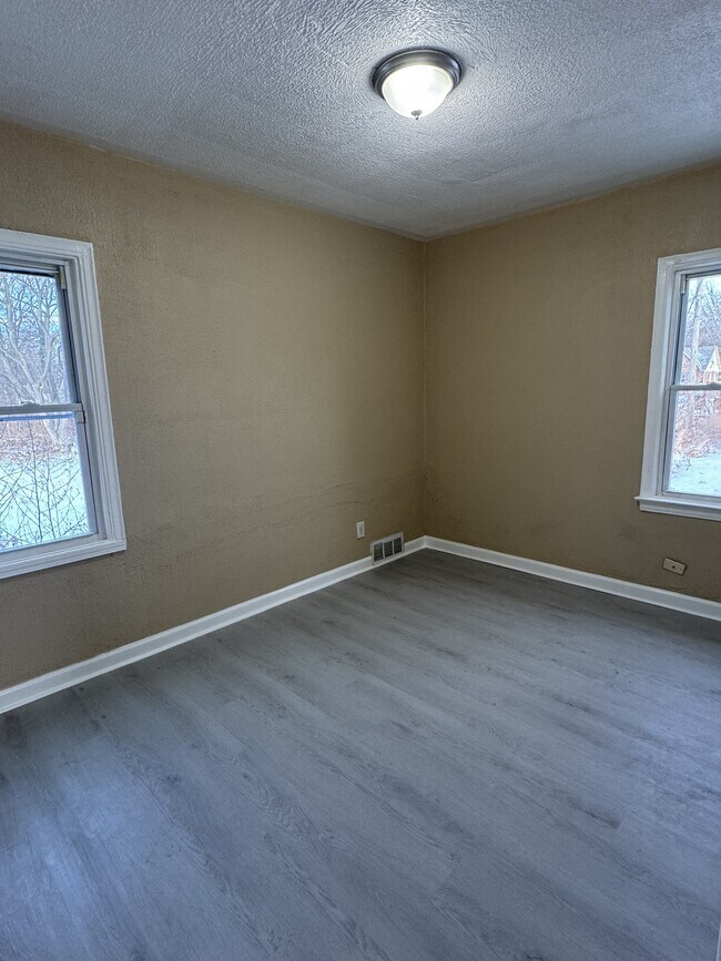 Building Photo - 9400 Lakepointe St