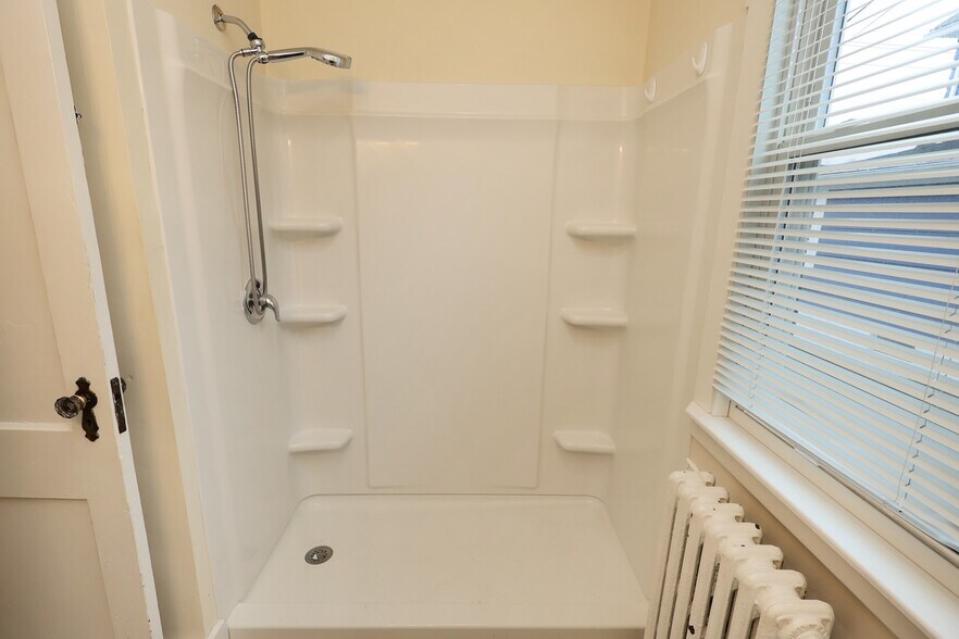 Building Photo - 146 Division St