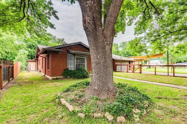 Building Photo - 5614 Delwood Dr