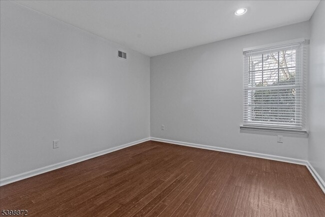 Building Photo - 56 Maple Ln