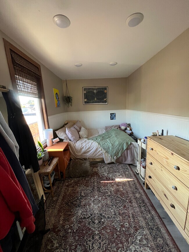 Building Photo - 915 W 5th St