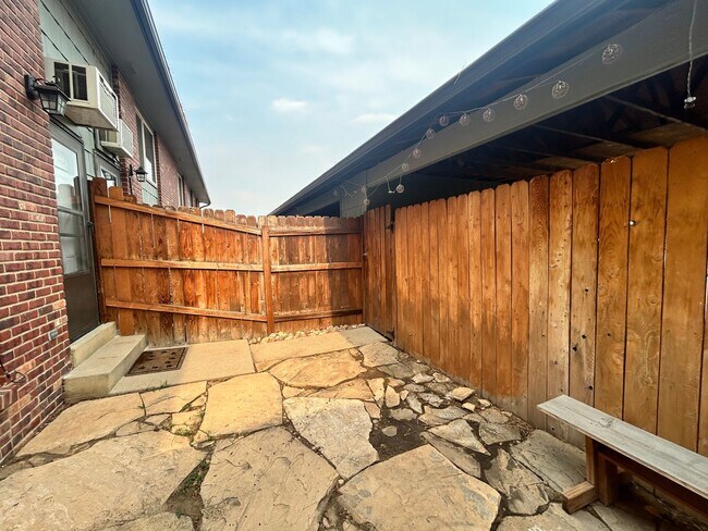 Building Photo - 2-Bed/1.5-Bath Longmont Townhome