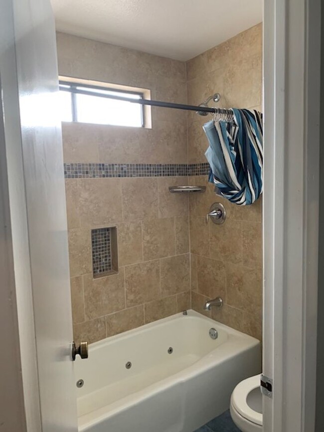 Building Photo - Beautiful 2 Bedroom 2 1/2 Bathroom Van Nuy...