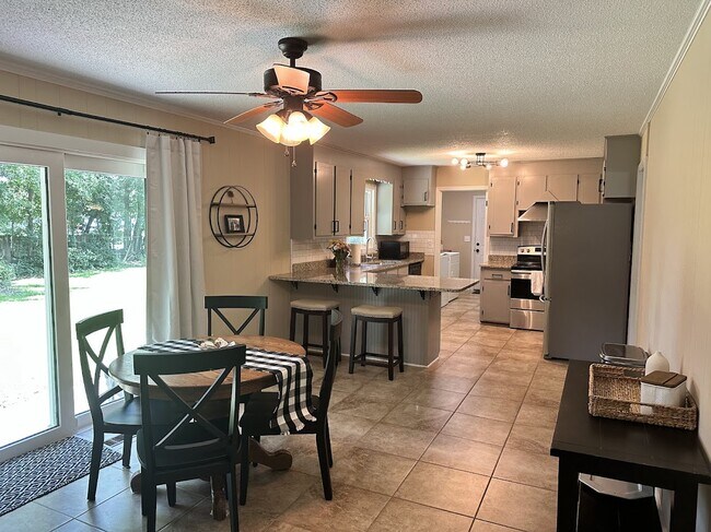 Building Photo - 2204 N Dallerton Cir