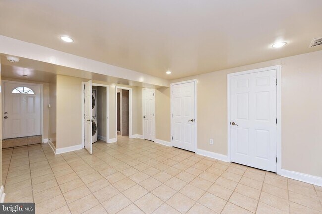 Building Photo - 2231 Otis St NE