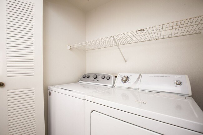 Building Photo - Adorable 2 Bedrooms Condo on the Second Floor