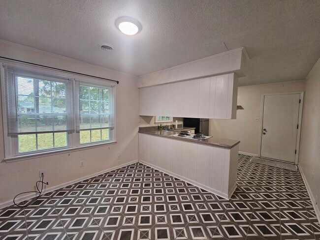 Building Photo - 308 Kenwood Dr