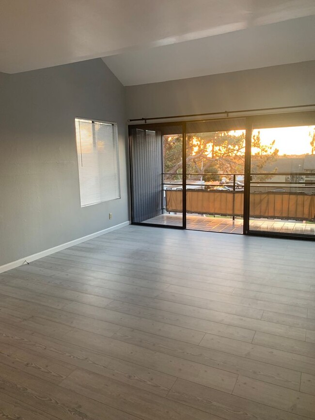 Building Photo - $2,500 - 2 Bed / 2 Bath Condo in East Clai...