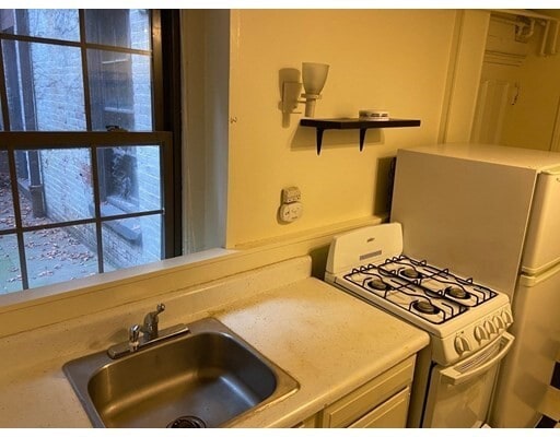 Building Photo - 52 River St