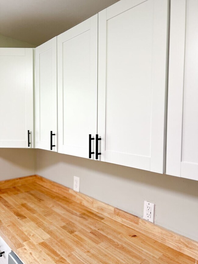 Building Photo - Completely Remodeled Home in Clarksville, TN – Just Off Madison Street!