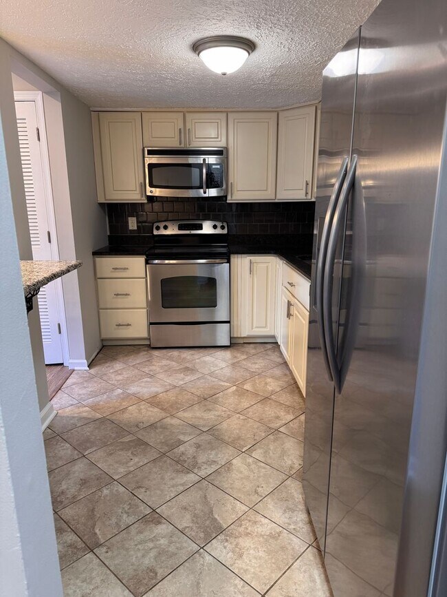 Building Photo - 3 Bedroom || 2.5 Bathroom - Townhome