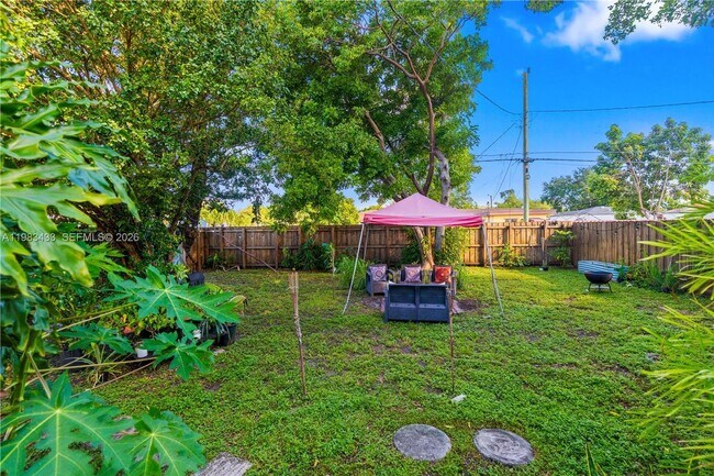 Building Photo - 2447 Wilson St