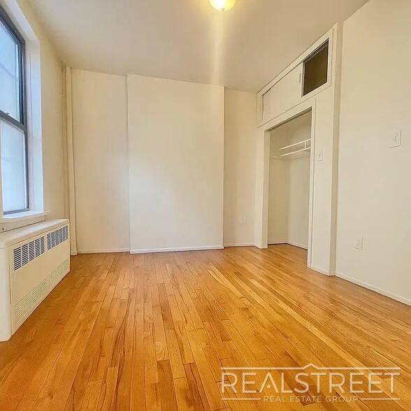 Building Photo - This is a spacious, bright, and sunny 1 bedroom apartment located on one of South Slope/ Greenwood's