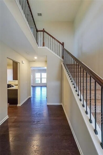 Building Photo - 7065 Post Pk Wy