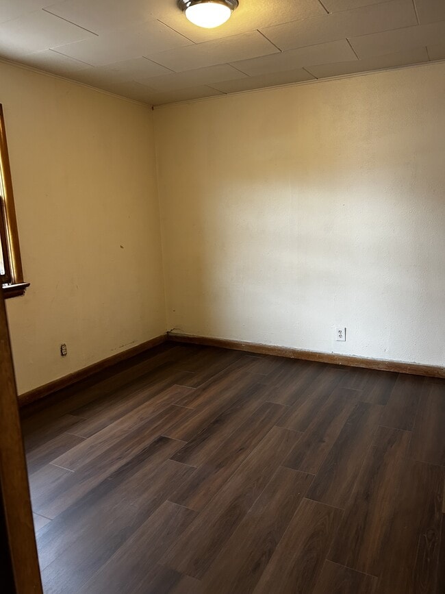 Building Photo - 413 W 5th St