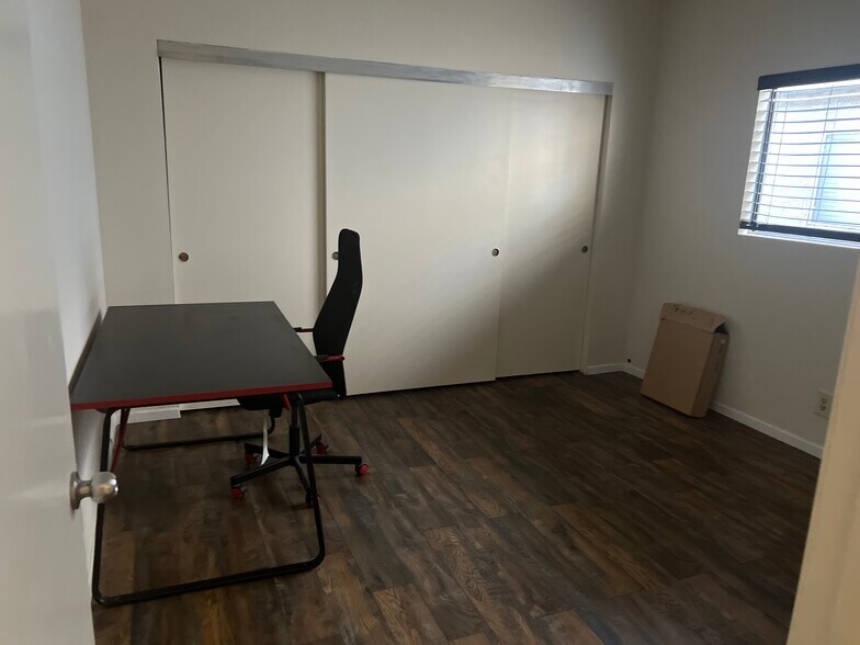 2nd bedroom (with or without furniture) - 10824 Palms Blvd