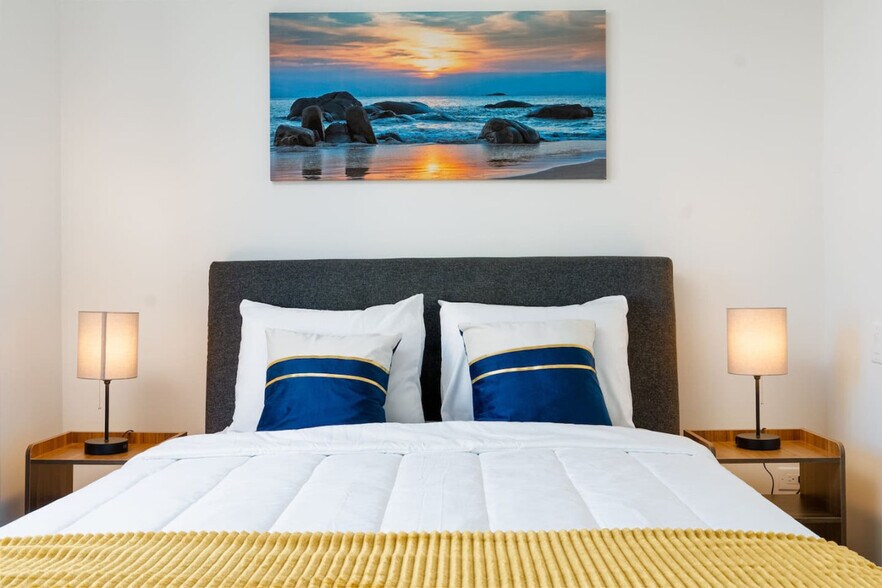 Building Photo - 1049 W Lawrence Ave