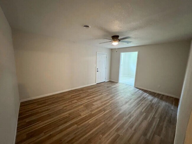 Building Photo - 3 Bed 2 Bath 2 Car Garage in Strafford MO