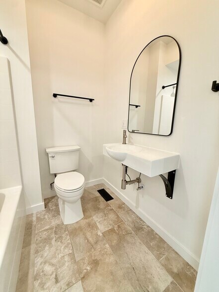 Building Photo - 24 Ash St N