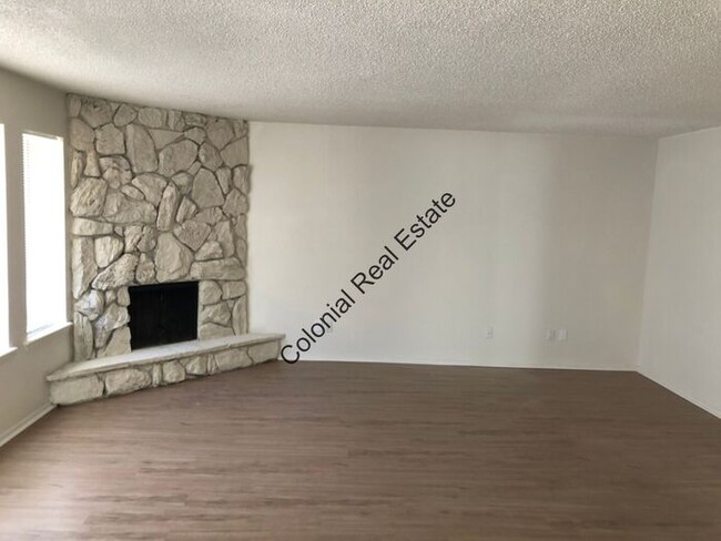 Building Photo - Newly updated 2 bed 2 bath apartment