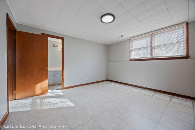 Building Photo - House Available for Rent