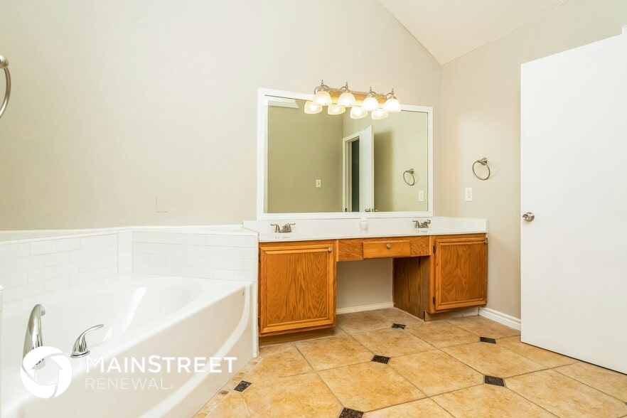 Building Photo - 6821 Driffield Cir W