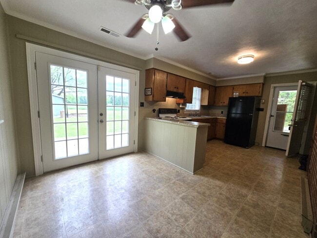 Building Photo - Enjoy Country Living in 3 Bed, 2 Bath, Brick Ranch