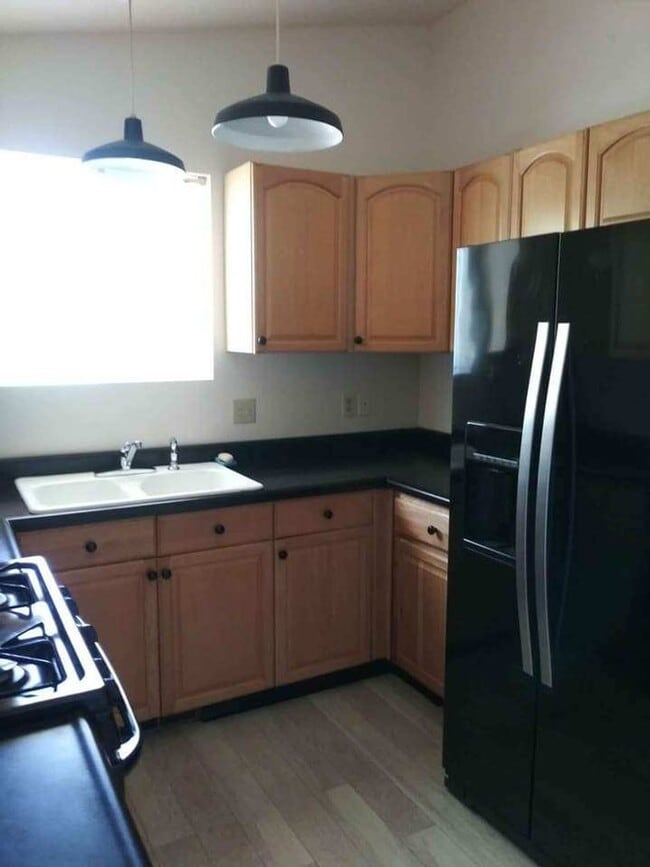 Building Photo - 3 bedroom 2 bath home close to downtown