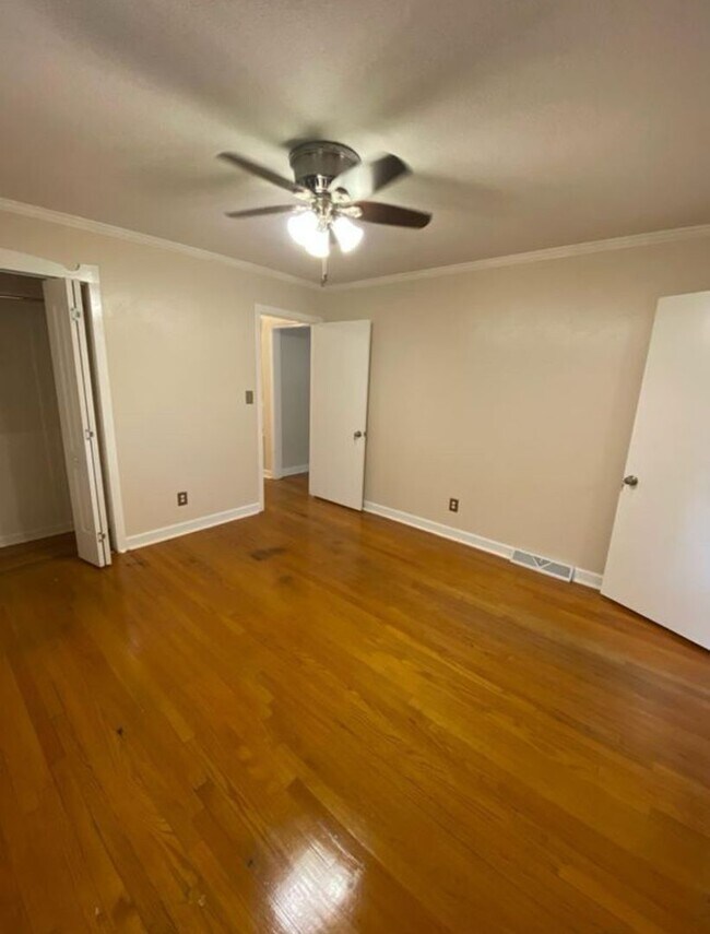 Building Photo - 1213 Deerwood St