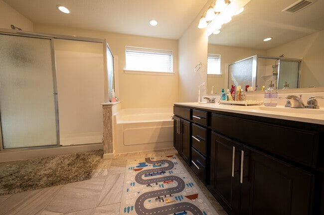 Building Photo - 5595 Queensland Ln N