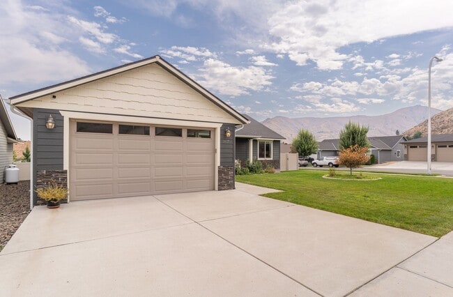 Building Photo - 3-bedroom, 2-bathroom home featuring an op...