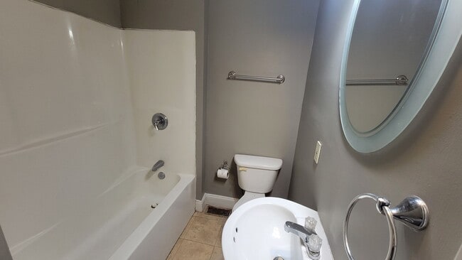 Building Photo - 2-Bedroom Home in Prime Location – Walk to UofL!