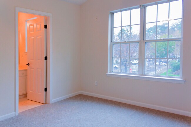 Building Photo - 2204 Valley Haven Dr