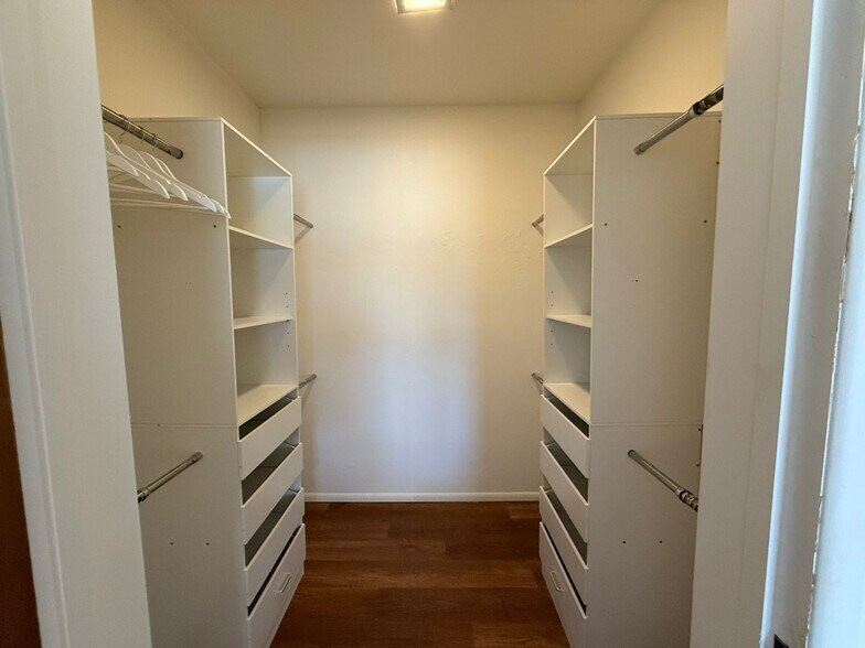 Building Photo - 1402 E Big Rock Rd