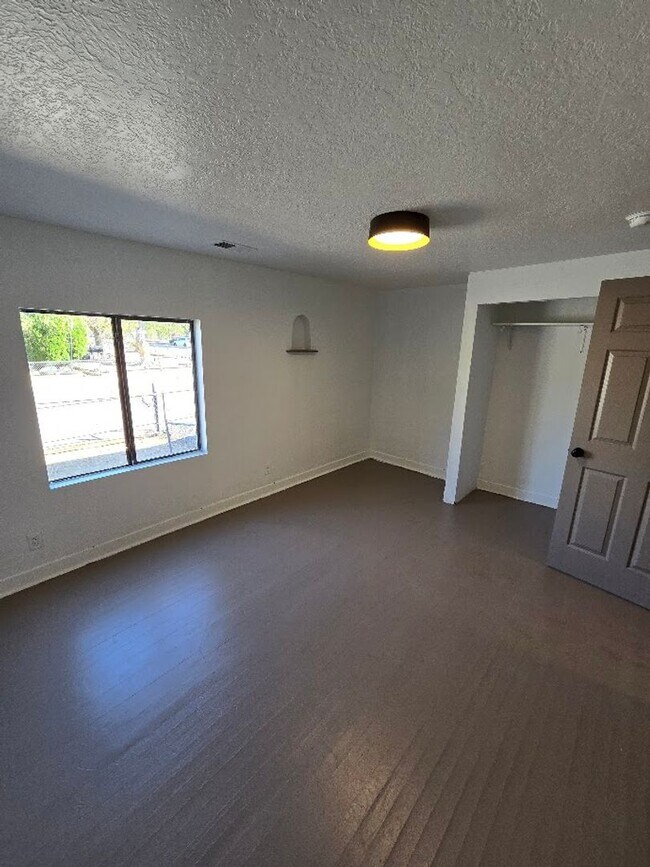 Building Photo - 3 bedroom 2 bath HOUSE for Rent near Downtown