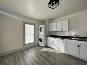 Building Photo - 312 Pine St