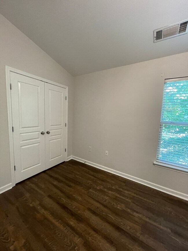 Building Photo - Three Bedroom Townhouse Available!