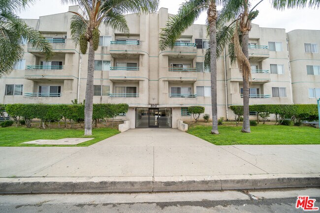 Building Photo - 870 S Crenshaw Blvd