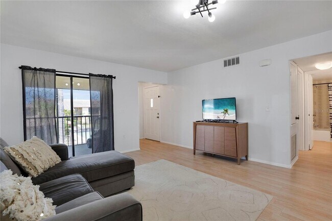 Building Photo - 2415 Bayshore Gardens Pkwy