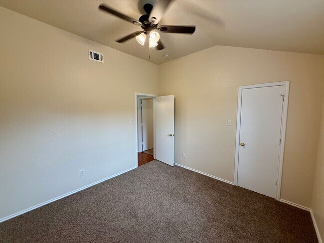 Building Photo - Beautiful 3 bedroom, 2 bathroom home in th...