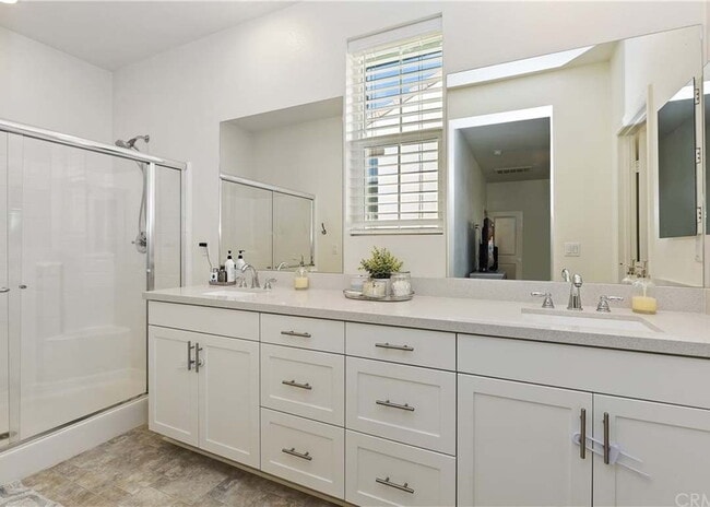 Building Photo - $500 OFF MOVE IN - Must take possession within 14 days.  Located in the desirable Vista Bella com...